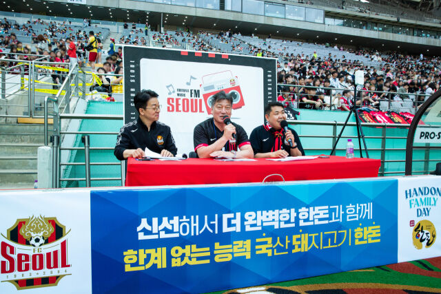 손세희 한돈자조금 위원장이 경기 시작 전 한돈의 우수성을 소개하고 있다. /한돈자조금관리위원회