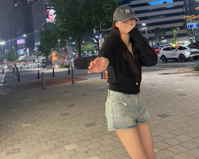 이미주가 짧은 반바지를 입고 늘씬한 각선미를 자랑했다. / 이미주 소셜미디어 캡처