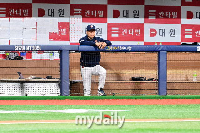 우연일까? 두산 이승엽 감독이 마지막 게임이 된 키움과의 경기에서 홀로 더그아웃에서 그라운드를 바라보고 있다.