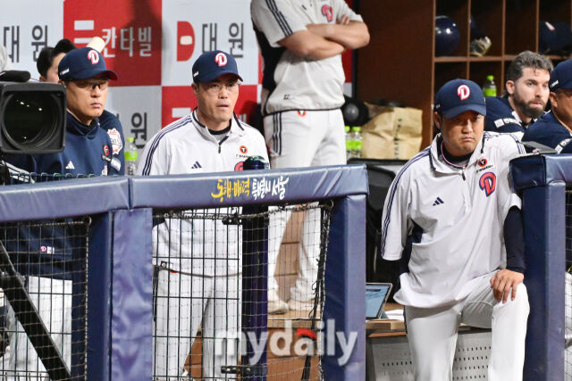 1일 진행된 키움과의 경기에서 이승엽 감독, 조성환, 박석민 코치가 경기를 지켜보고 있다.