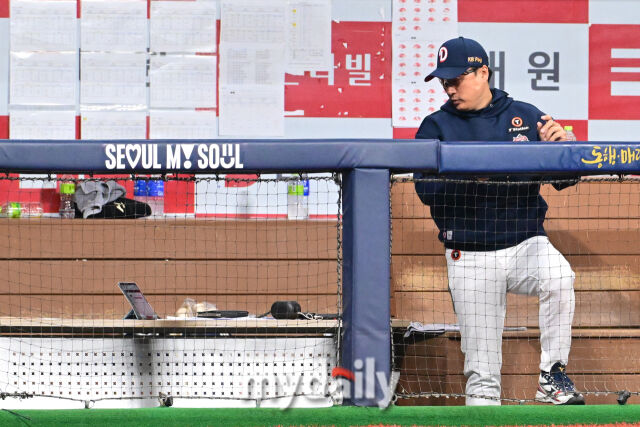 이승엽 전 두산 감독이 키움과의 경기에서 패배한 뒤 아쉬운 표정으로 짓고 있다.