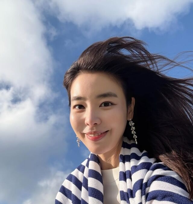 배우 김규리가 푸른 하늘 아래에서 밝은 미소를 보였다. / 김규리 인스타그램
