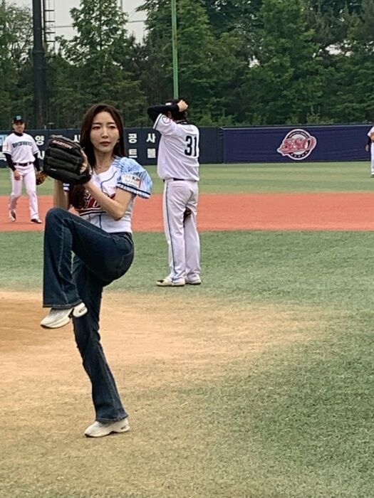 크루세이더스와 브로맨스 경기에 앞서 시구를 한 정인희 아나운서./한스타미디어