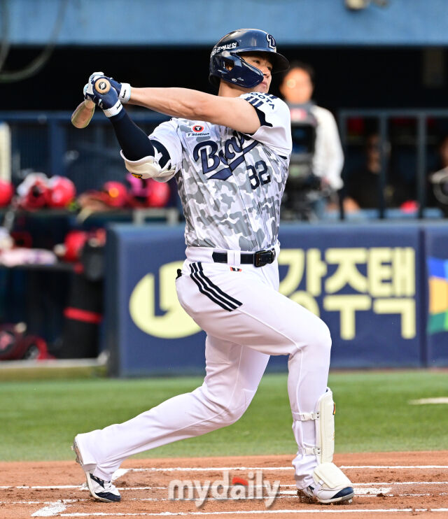 2025년 6월 4일 오후 서울 잠실구장에서 진행된 '2025 신한 SOL뱅크 KBO 리그' KIA 타이거즈와 두산 베어스의 경기. 두산 김재환이 1회말 1사 1.2루서 1타점 2루타를 치고 있다./잠실 = 유진형 기자