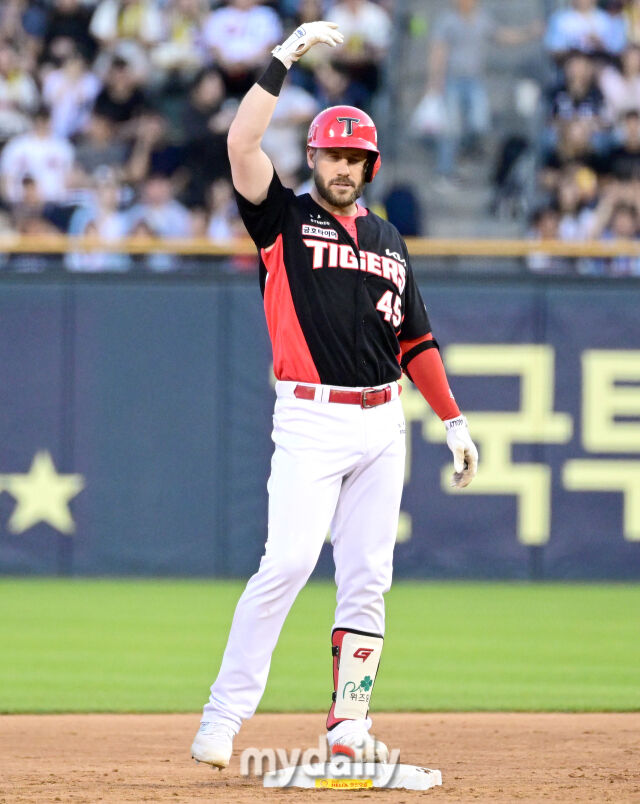 2025년 6월 4일 오후 서울 잠실구장에서 진행된 '2025 신한 SOL뱅크 KBO 리그' KIA 타이거즈와 두산 베어스의 경기. KIA 위즈덤이 4회초 무사 1.2루서 1타점 적시타를 치고 두산 중견수 정수빈의 포구 실책 때 2루를 밟은 뒤 기뻐하고 있다./잠실 = 유진형 기자