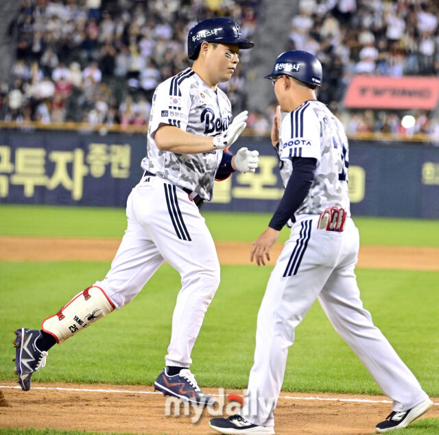 2025년 6월 4일 오후 서울 잠실구장에서 진행된 '2025 신한 SOL뱅크 KBO 리그' KIA 타이거즈와 두산 베어스의 경기. 두산 양의지가 5회말 2사 후 동점 홈런을 친 뒤 기뻐하고 있다./잠실 = 유진형 기자