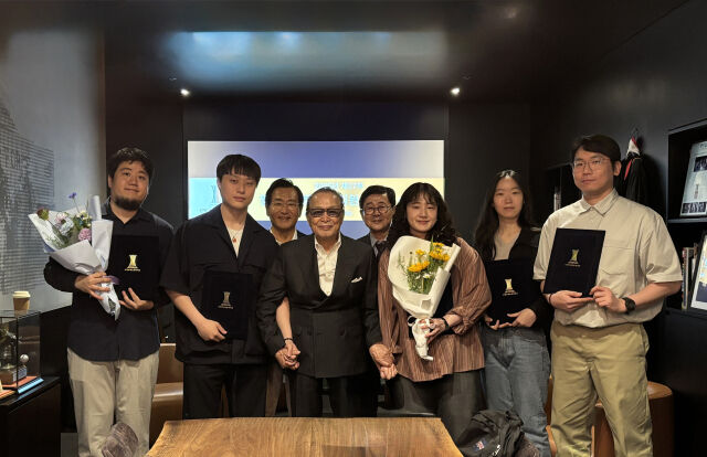 재단 설립자 신영균 명예이사장(가운데) 및 임원들과 필름게이트 선정작가들./ 신영균문화재단
