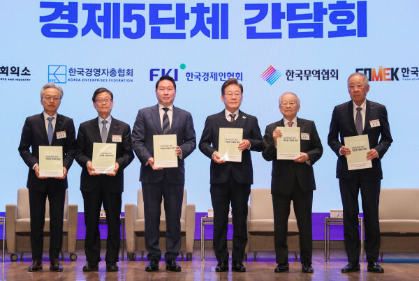 지난달 8일 이재명 대통령(당시 더불어민주당 대선 후보)이 대한상공회의소 국제회의장에서 경제5단체 간담회를 진행했다./한경협