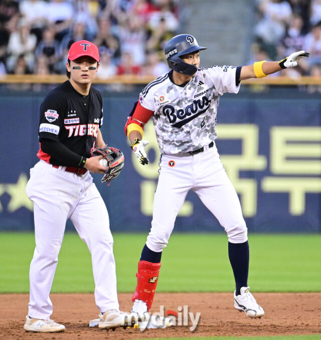 2025년 6월 5일 오후 서울 잠실구장에서 진행된 '2025 신한 SOL뱅크 KBO 리그' KIA 타이거즈와 두산 베어스의 경기.<br><br>두산 김민석이 4회말 1사 1루서 안타를 친 뒤 KIA 중견수 김호령의 포구 실책 때 2루를 밟고 기뻐하고 있다.<br>