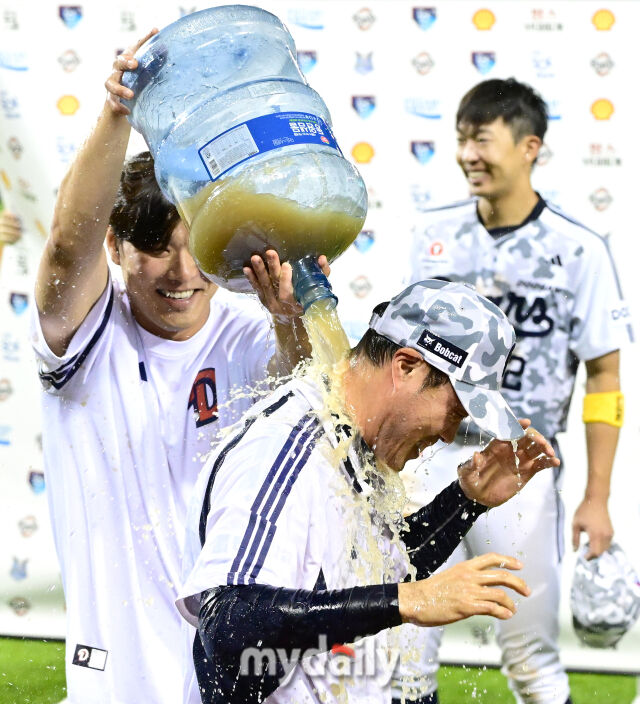 2025년 6월 5일 오후 서울 잠실구장에서 진행된 '2025 신한 SOL뱅크 KBO 리그' KIA 타이거즈와 두산 베어스의 경기. 두산 조성환 감독대행이 연장 10회말 2사 1.2루서 김민석의 끝내기 안타로 2-1 승리를 한 뒤 물세례를 받고 있다./마이데일리