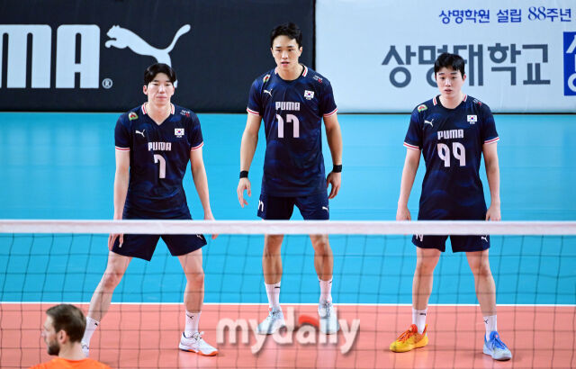 2025년 6월 7일 오후 충청남도 천안시 유관순체육관에서 '2025 남자배구 국가대표 평가전' 대한민국과 네덜란드의 경기가 열렸다.<br><br>대한민국 허수봉, 임동혁, 김지한(왼쪽부터)이 경기에 집중하고 있다./천안=유진형 기자