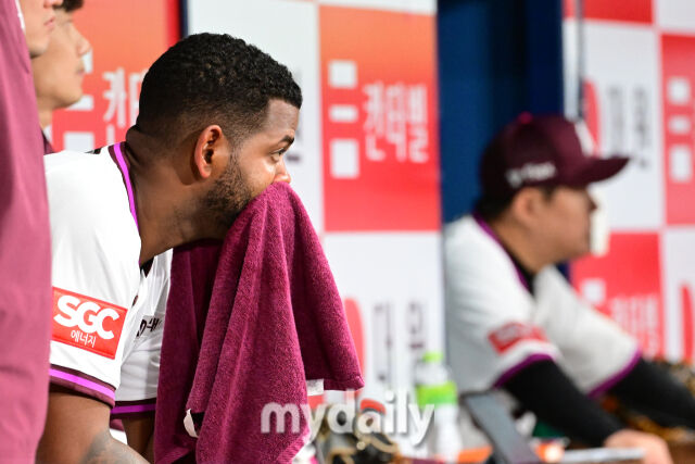6이닝 무실점을 기록한 키움 알칸타라가 더그아웃에서 경기를 지켜보고 있다.