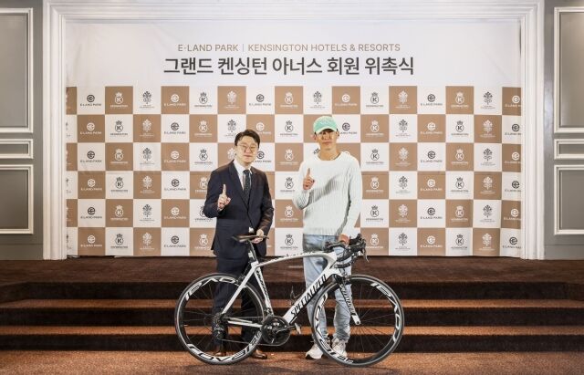 이지운 이랜드파크 대표(왼쪽)와 가수 션./ 이랜드파크