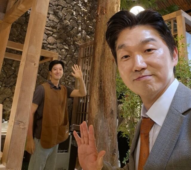 박민철 변호사가 배우 이동건이 진행하는 카페 팝업 행사에 방문했다. / 박민철 인스타그램 캡처
