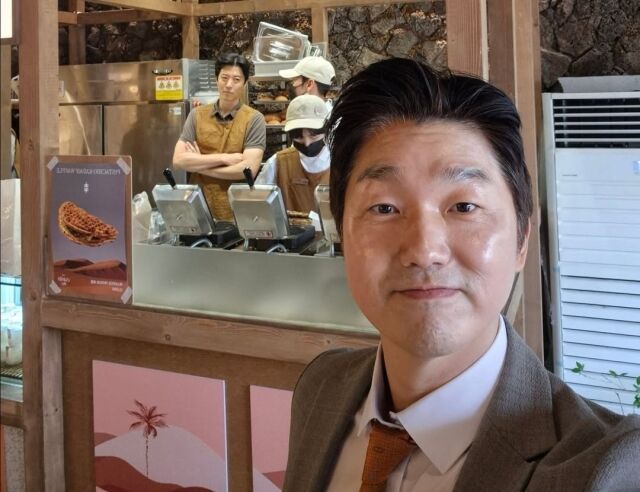 박민철 변호사가 배우 이동건이 진행하는 카페 팝업 행사에 방문했다. / 박민철 인스타그램 캡처
